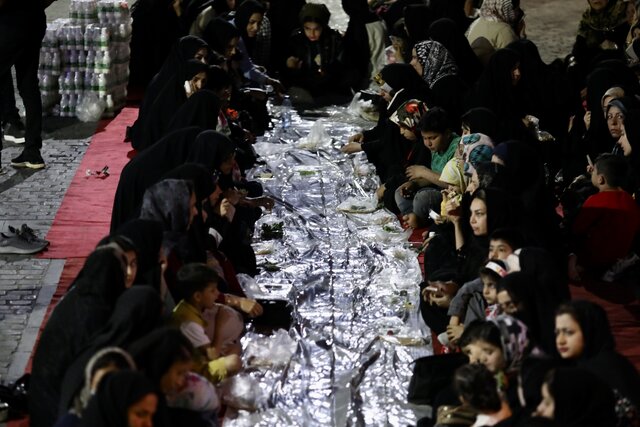 بزرگترین سفره افطاری تاریخ یزد از حسینیه تا حسینیه پهن شد