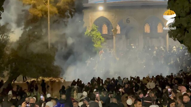 حمله پلیس رژیم صهیونیستی به نمازگزاران در مسجدالاقصی