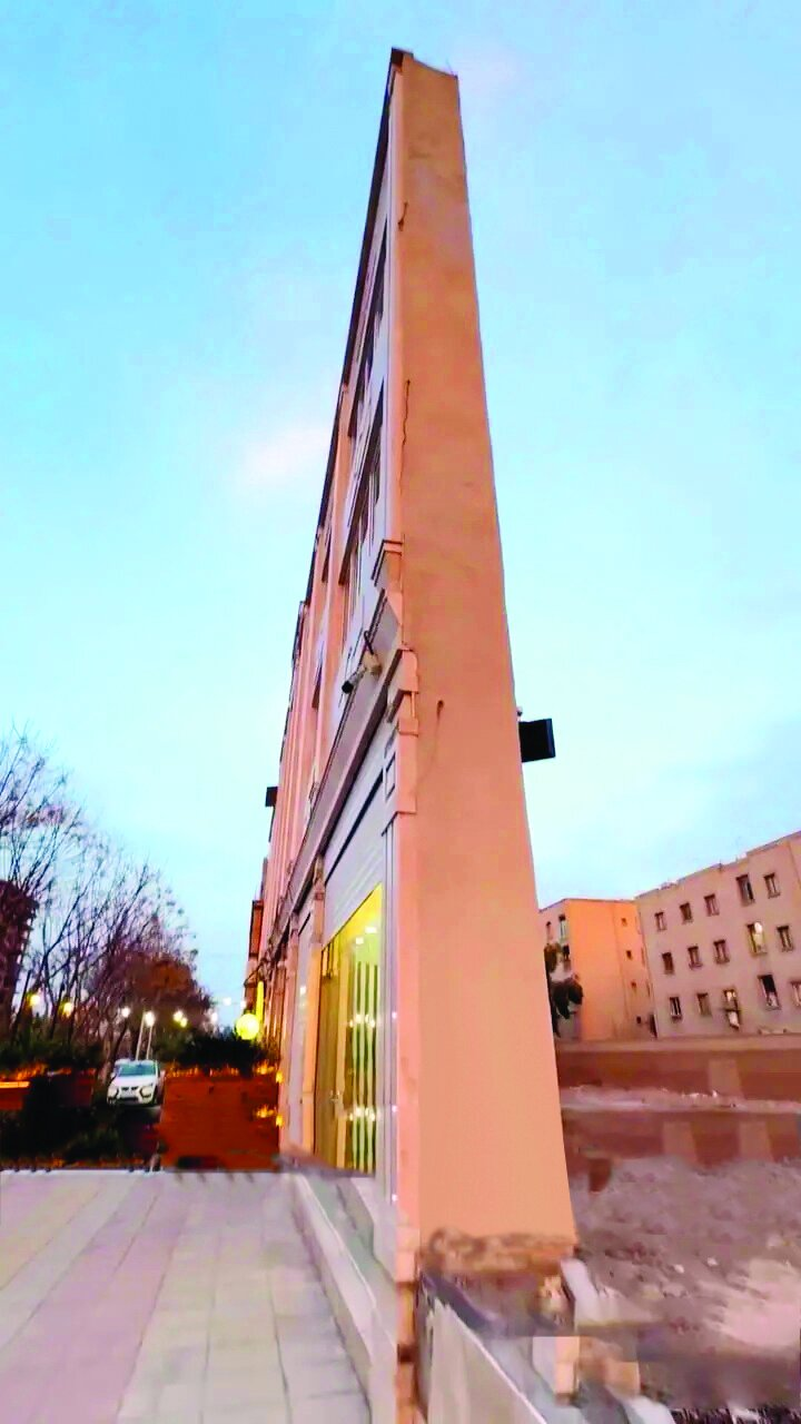 عکس/ باریکترین آپارتمان جهان در قم!