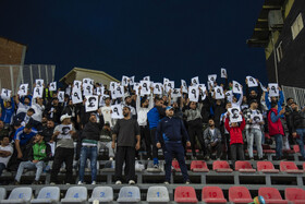 تماشاگران دیدار تیم های فوتبال نساجی مازندران و ملوان بندر انزلی