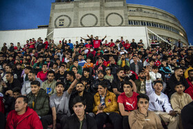 تماشاگران دیدار تیم های فوتبال نساجی مازندران و ملوان بندر انزلی