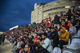 تماشاگران دیدار تیم های فوتبال نساجی مازندران و ملوان بندر انزلی