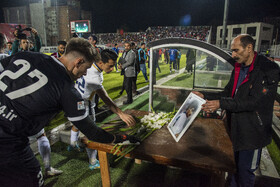 ادای احترام به مناسبت بیست و ششمین سالگرد درگذشت سیروس قایقران در حاشیه دیدار تیم های فوتبال نساجی مازندران و ملوان بندر انزلی