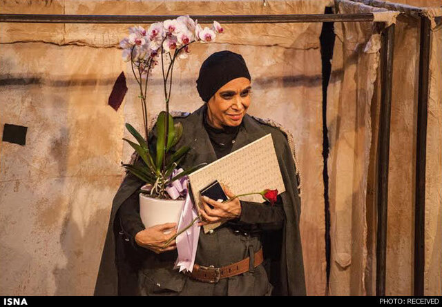 عکس متعلق به نمایش «ننه دلاور و فرزندانش» فاطمه نقوی و ۴۵ سال حضور روی صحنه +عکس