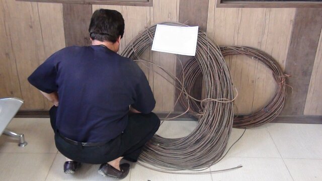 عکس تزئینی ست دستگیری سارق سابقه دار روی تیر چراغ برق