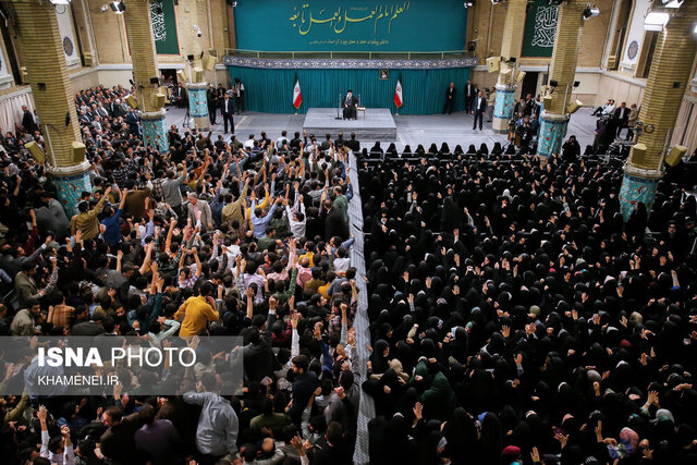 از بیان جملات احساسی «دوستت داریم» تا کنایه به آقایانی که سکوی خدمت مادامالعمر میخواهند! از بیان جملات احساسی «دوستت داریم» تا کنایه به آقایانی که سکوی خدمت مادامالعمر میخواهند!