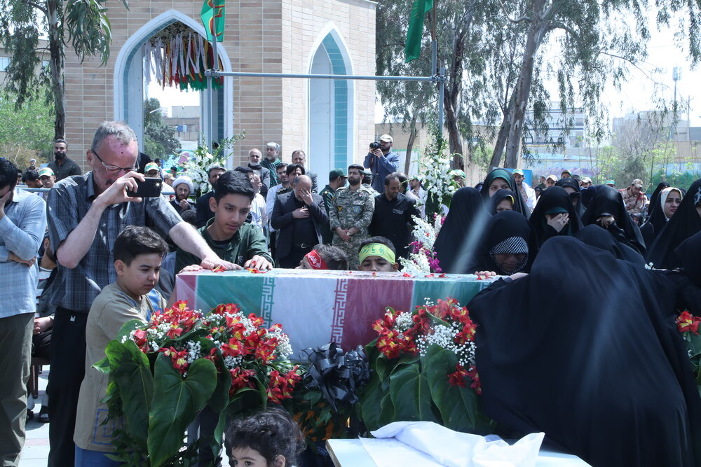 خاکسپاری پیکر یک شهید در شهرک حضرت فاطمه الزهرا(س)
