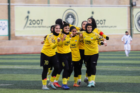 شادی بازکینان تیم فوتبال بانوان سپاهان پس از گل اول