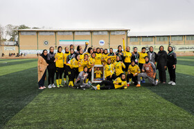 تجلیل از میترا ناظمی بازیکن تیم فوتبال سپاهان به دلیل انجام  بیش از 100 بازی در تیم سپاهان