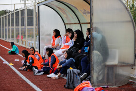 نیمکت ذخیره تیم فوتبال بانوان پیکان