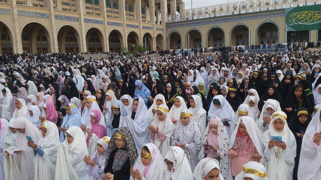 عکس دریافتی از روابط عمومی مرکز دینی شهرداری تهران. اجتماع ۳۰ هزار نفری نوجوانان آرمانی در نماز عید بندگی