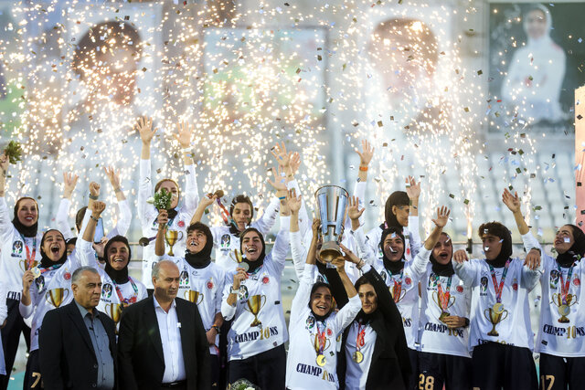 عکس آرشیوی است یازدهمین قهرمانی دختران بم در لیگ فوتبال