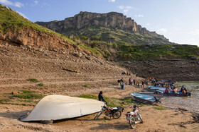 گردشگران در محوطه دریاچه شهیون یا دریاچه سد دز - دزفول