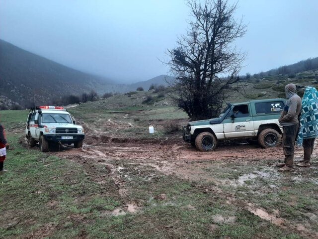 امدادرسانی به ۳۰ نفر گرفتار در گل ولای جنگل های ابر و اوپرت + تصاویر
