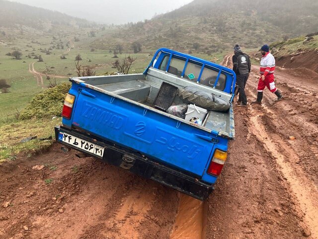 امدادرسانی به ۳۰ نفر گرفتار در گل ولای جنگل های ابر و اوپرت + تصاویر