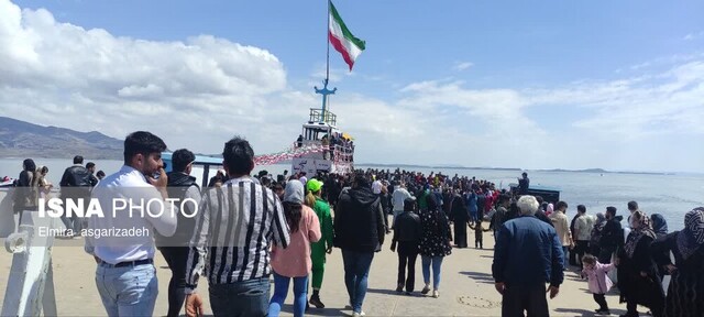 در آغوش دریاچه ارومیه