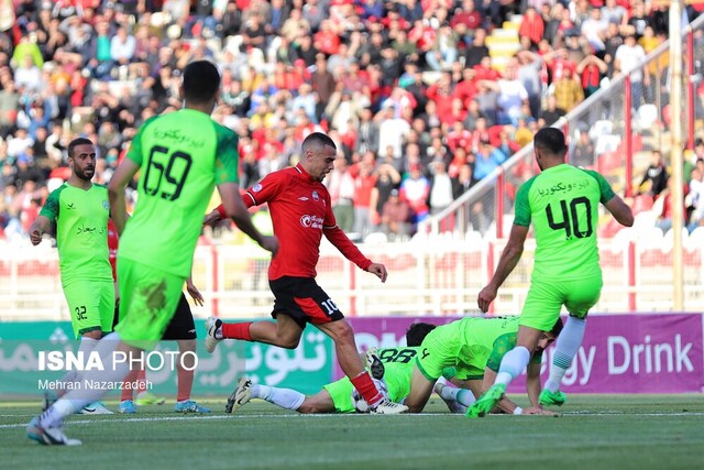 کریمیان: تراکتور و سپاهان قهرمانی را به سرخابیها تعارف زدند کریمیان: تراکتور و سپاهان قهرمانی را به سرخابیها تعارف زدند