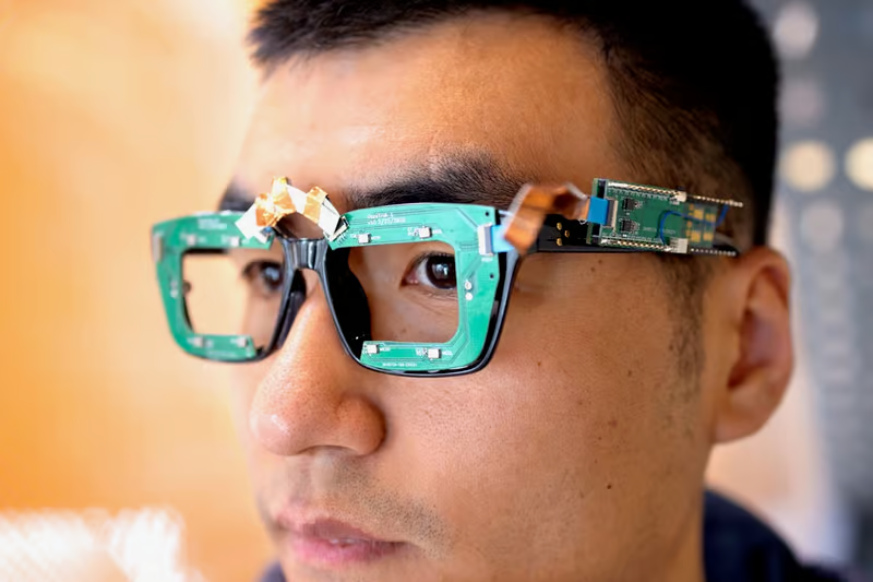 62990675 - عینک عجیبی که حرکات چشم را بدون دوربین ردیابی می‌کند