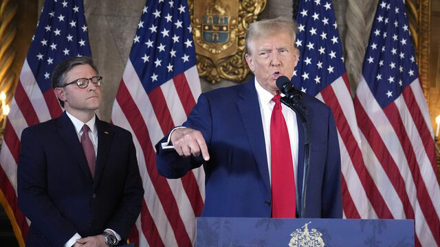 دونالد ترامپ و مایک جانسون ترامپ: شاید به جنگجهانی برسیم/ باید کمک به اوکراین در قالب وام باشد