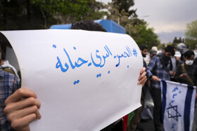 تجمع جمعی از اقشار مردم و دانشگاهیان مقابل سفارت اردن در اعتراض به گزارش ها مبنی بر کمک به اسراییل در رهگیری پهبادهای ایران