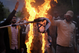 تجمع جمعی از اقشار مردم و دانشگاهیان مقابل سفارت اردن در اعتراض به گزارش ها مبنی بر کمک به اسراییل در رهگیری پهبادهای ایران