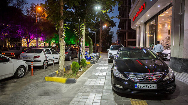 عکس آرشیوی است. هشدار پلیس به نمایشگاه داران/ حمل خودروهای پارک شده مقابل نمایشگاه ها به پارکینگ، به زودی