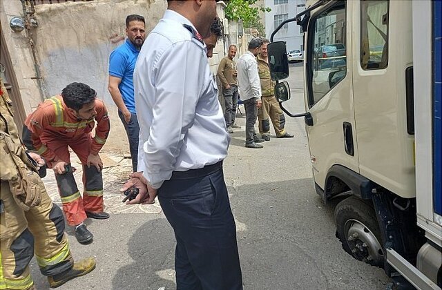 فرورفتن بخشهایی از یک کامیون در زمین حین حرکت در بزرگراه سعیدی