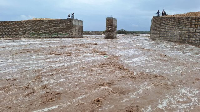 روستای چاه‌غلامعلی زرند در محاصره سیل 