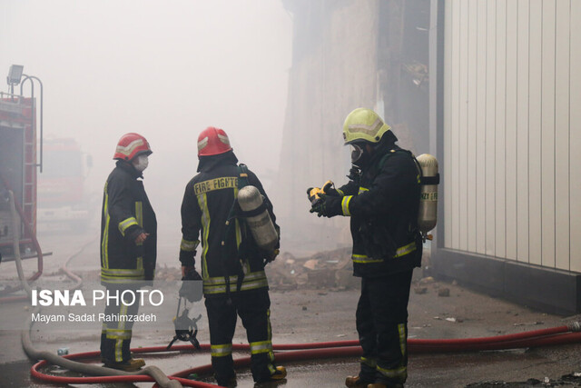 آتش سوزی انبار مواد غذایی در بلوار سفیر شیراز مهار شد