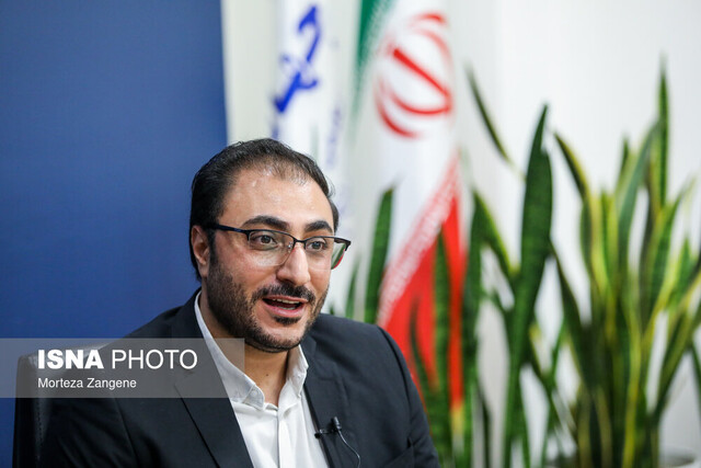 سلفسرویس چلوکباب در استخر/ ماجرای عجیب مایوی پاره و مسابقه با جوراب!