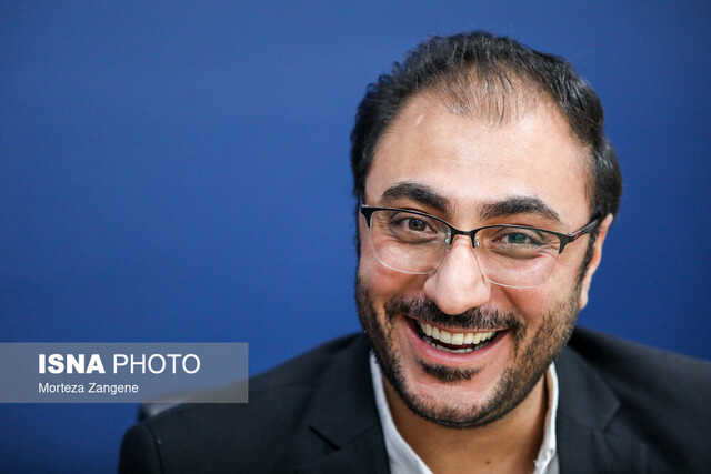 سلفسرویس چلوکباب در استخر/ ماجرای عجیب مایوی پاره و مسابقه با جوراب!