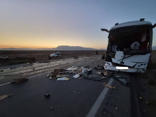 عکس تزئینی است ۹ کشته در تصادف اتوبوس با تانکر حامل سوخت در سیستان و بلوچستان