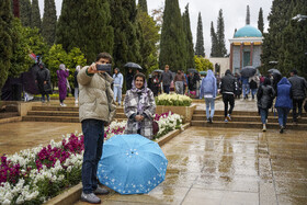 گردشگران درآرامگاه سعدی - شیراز