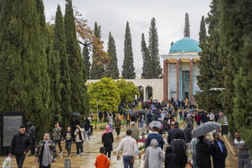 گردشگران درآرامگاه سعدی - شیراز