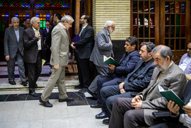 سید مرتضی بختیاری، رئیس کمیته امداد امام خمینی و عباسعلی کدخدایی، عضو شورای نگهبان در مراسم ختم مرحوم پرویز داوودی