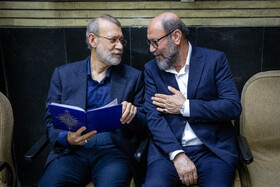 حسین دهقان، رئیس بنیاد مستضعغان انقلاب اسلامی و علی لاریجانی عضو مجمع تشخیص مصلحت نظام در مراسم ختم مرحوم پرویز داوودی