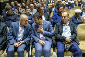 هادی طحاننظیف، عضو شورای نگهبان و سیدمحمد حسینی، معاون امور مجلس رئیس جمهور در مراسم ختم مرحوم پرویز داوودی