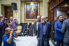 حسین شریعتمداری مدیرمسئول روزنامه کیهان در مراسم ختم مرحوم پرویز داوودی