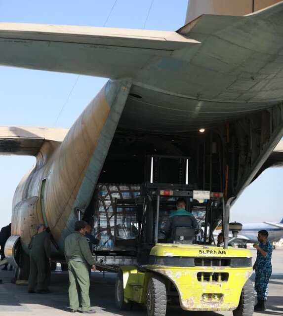 نیروی هوایی، آب و مواد غذایی برای سیل‌زدگان سیستان و بلوچستان ارسال کرد