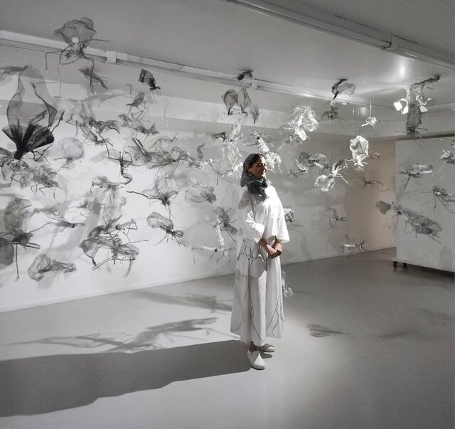 هجوم پشههای فلزی به یک نمایشگاه