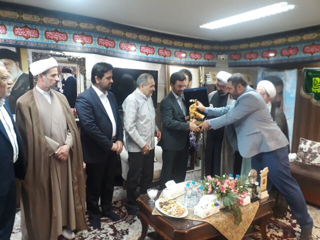 وزیرخارجه با اهدای گل از خانواده شهید طهرانی‌مقدم قدردانی کرد