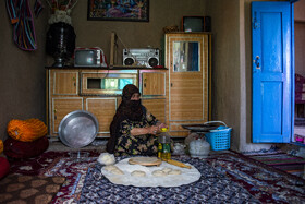 زن روستایی هنگام تهیه پخت نان در منزل - خراسان شمالی
