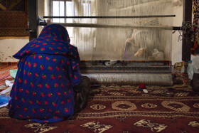 بافت فرش توسط زن روستایی در خراسان شمالی
