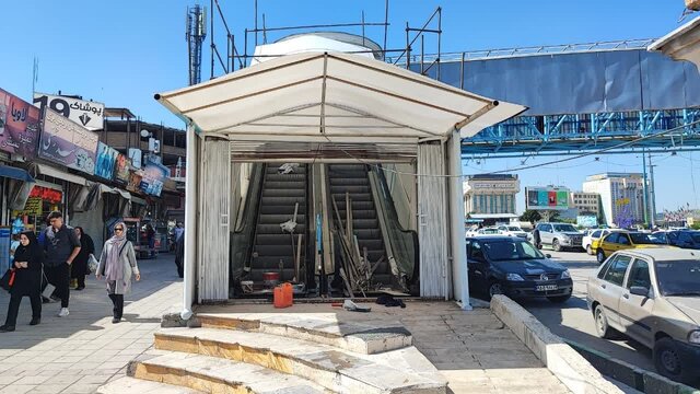 عکس تزئینی است ضرورت رفع نقص پلهای عابر مکانیزه در تهران