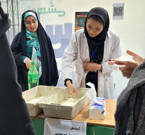 علم با طمع شیرین آزمایشهای شیمی و فیزیک با حضور دانشجویان