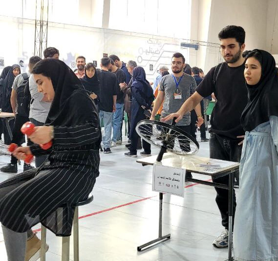 علم با طمع شیرین آزمایشهای شیمی و فیزیک با حضور دانشجویان