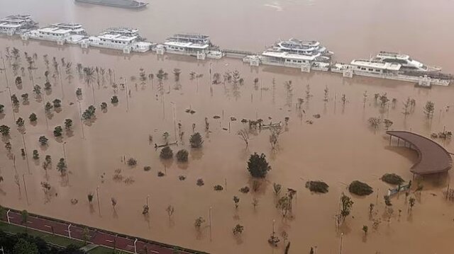 عکس: آسوشیتدپرس سیل در جنوب چین قربانی گرفت؛ بیش از ۱۱۰ هزار نفر آواره شدند+فیلم