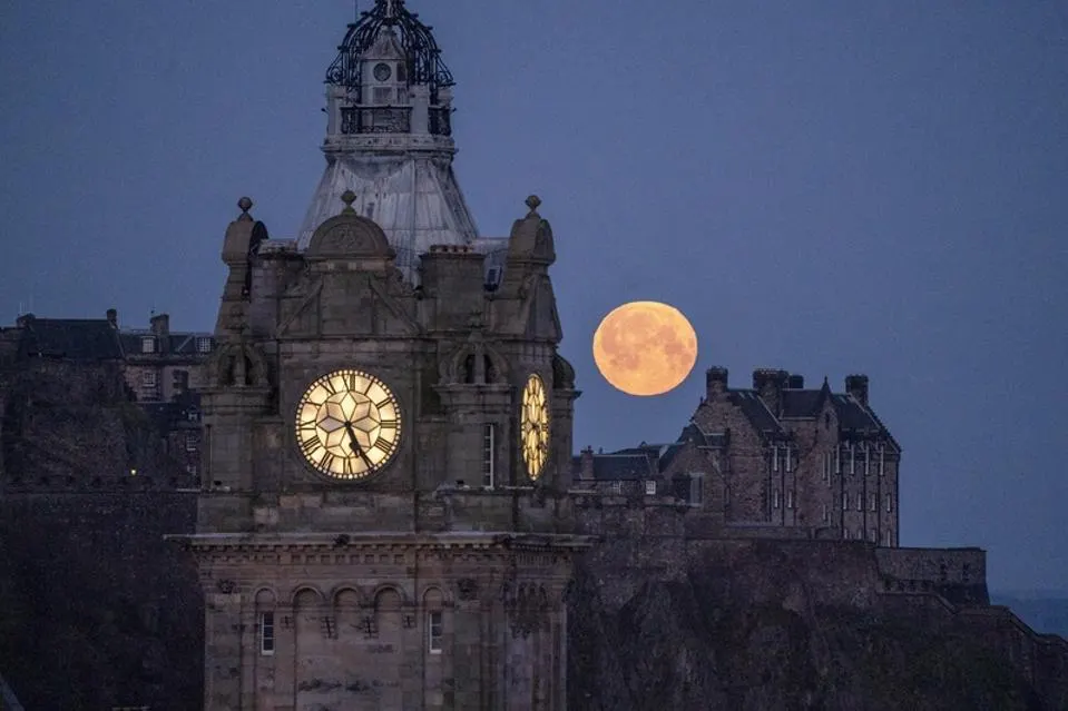 تصاویری خیرهکننده از «ماه صورتی» در سراسر جهان