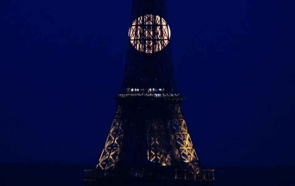 تصاویری خیرهکننده از «ماه صورتی» در سراسر جهان