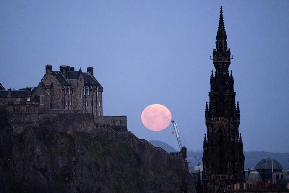 تصاویری خیرهکننده از «ماه صورتی» در سراسر جهان